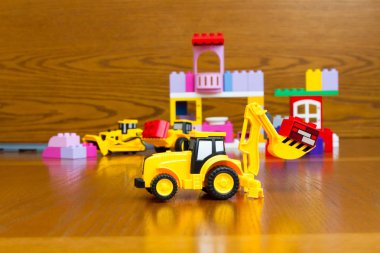 Oyuncak traktör tuğla ile