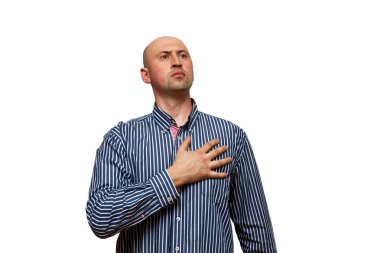 Adam ellerini göğsüne koydu. Gri bir arka plan üzerinde.