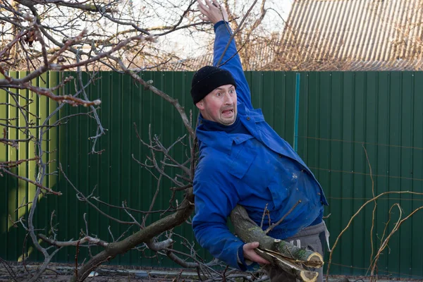 El hombre cae de una gran rama en sus manos — Foto de Stock