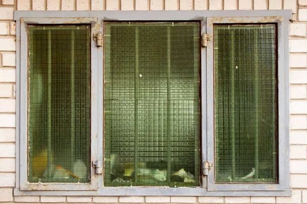 Решетка окна в стене в кирпичной стене — стоковое фото