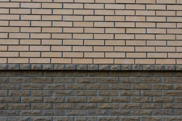 Parede composta por dois tipos de tijolo amarelo e marrom — Fotografia de Stock