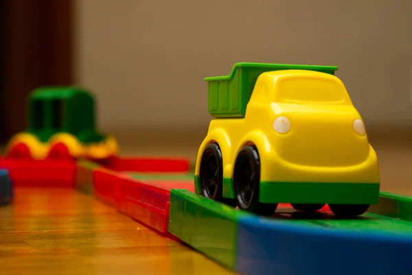 Jouets pour enfants par terre dans la chambre. Route de la machine — Photo