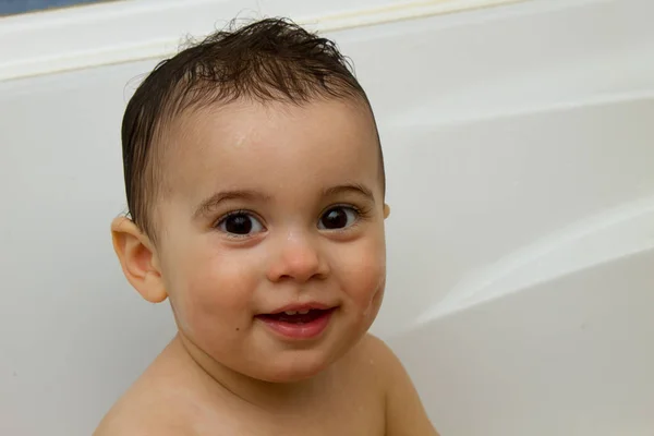 Glad rolig liten pojke ler i badrummet — Stockfoto