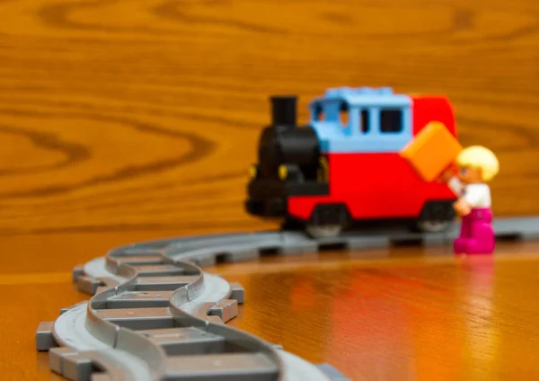 A man with a suitcase near trains — Stock Photo, Image