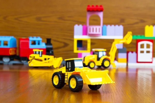 Çocuk Sanat eşyaları bir oyuncak binanın arka planda sarı