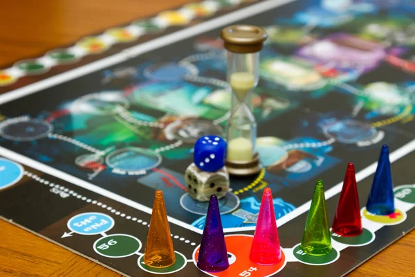 Cubos con el monopolio del juego sobre la mesa — Foto de Stock