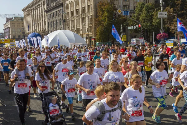 Ukraine, Kiev, Ukraine10.09.2017 athletes and amateurs are running. People are engaged in running. Promotion of healthy lifestyles — Stock Photo, Image