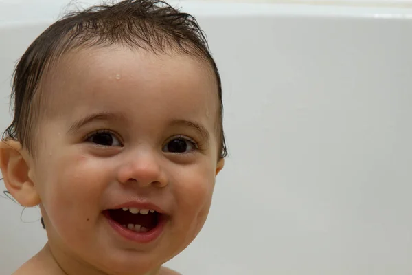 Schönes Baby, ein Jahr alt, draußen mit nassen Haaren. Bad. auf weißem Hintergrund lizenzfreie Stockfotos