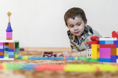 Oluşturucu oyuncakla oynamak küçük boy gülümseyerek. Fikri oyuncaklar oynama çocuk