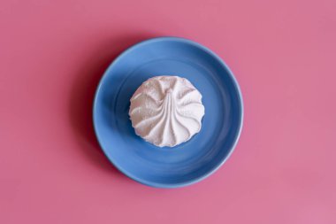 Hatmi pembe bir arka plan üzerinde mavi bir tabak içinde. kopya alanı