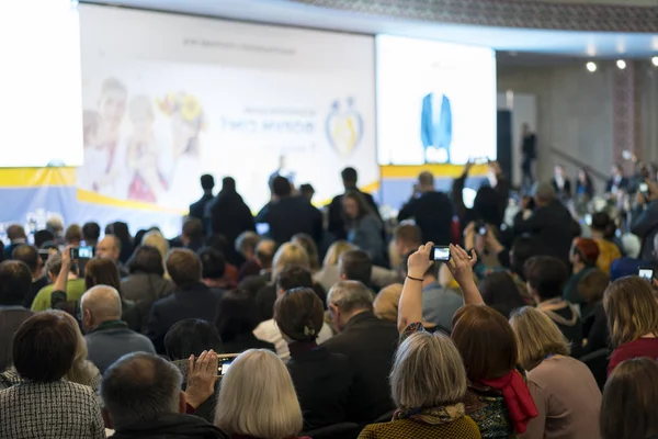 Konferans salonu insanlar. Arka görüş. İnsanlar koridorda öğretim görevlisi için dinle