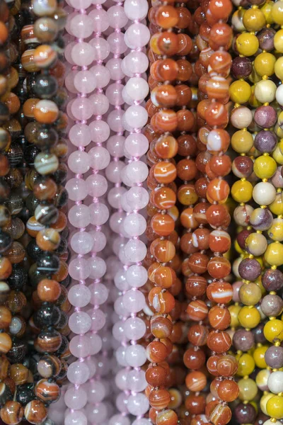 Tło z koralików. Koraliki na rynku naszyjniki. pionowe zdjęcie — Zdjęcie stockowe