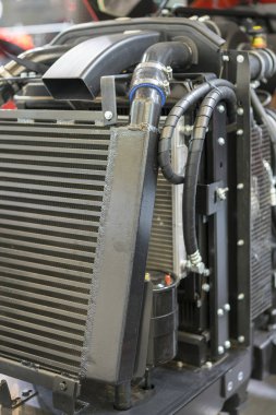 Modern yeni tarım dizel traktör motor. Modern yeni yüksek teknoloji motor yükleyici veya küçük traktör. Üstten Görünüm. Bir gösteri pencere büyük yeni motor. dikey fotoğraf.