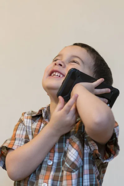 Милий Маленький Хлопчик Розмовляє Мобільному Телефону Світлому Фоні Щасливий Маленький — стокове фото