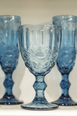 Mavi gözlük rafta. Dikey fotoğraf.