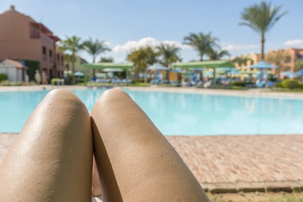 Schöne Beine Mädchen Vor Dem Hintergrund Des Wassers Schöne Lange — Stockfoto