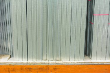 bir şantiyede metal bir profil. Alçıpan için montaj.