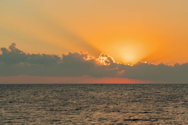 Denizin üzerinde renkli bir şafak, Sunset. Güzel sihirli gün batımı denizin üzerinde.