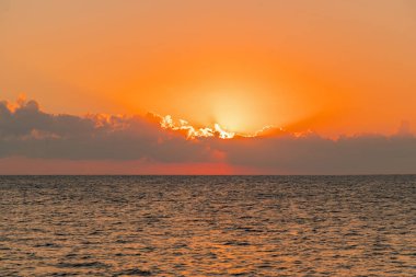 Denizin üzerinde renkli bir şafak, Sunset. Güzel sihirli gün batımı denizin üzerinde.