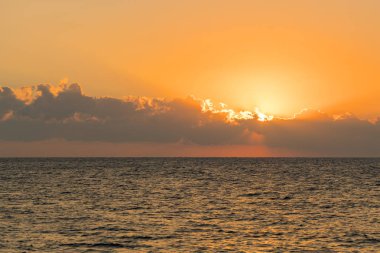 Denizin üzerinde renkli bir şafak, Sunset. Güzel sihirli gün batımı denizin üzerinde.