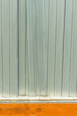 bir şantiyede metal bir profil. Alçıpan için montaj. dikey fotoğraf.