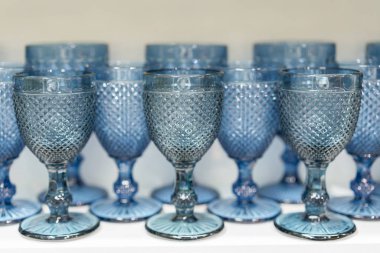 Raf üzerinde mavi gözlük.