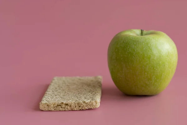 Chrupiące Bochenków Chleba Apple Różowym Tle Koncepcja Utraty Wagi Zdrowy — Zdjęcie stockowe