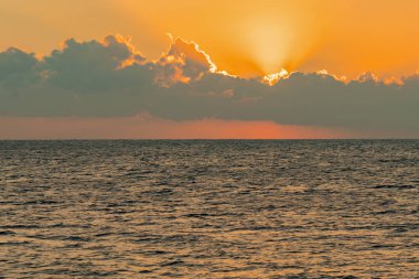 Denizin üzerinde renkli bir şafak, Sunset. Güzel sihirli gün batımı denizin üzerinde.