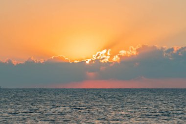Denizin üzerinde renkli bir şafak, Sunset. Güzel sihirli gün batımı denizin üzerinde.