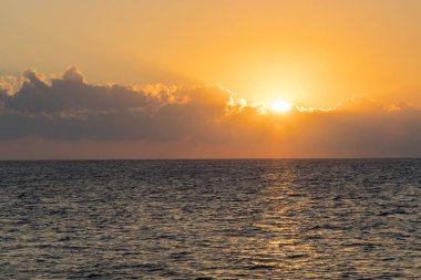 Denizin üzerinde renkli bir şafak, Sunset. Güzel sihirli gün batımı denizin üzerinde.