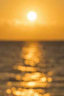 Denizde renkli şafak, Sunset. Deniz üzerinde güzel sihirli gün batımı. Bulanık. dikey fotoğraf.