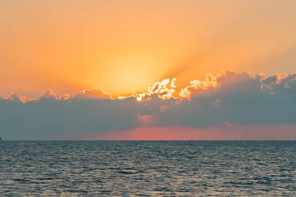 Denizin üzerinde renkli bir şafak, Sunset. Güzel sihirli gün batımı denizin üzerinde.
