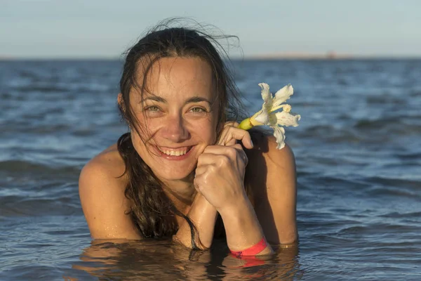 ビーチの休日を楽しむ女性 海の中の美しい 幸せな女性 — ストック写真