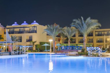 Hurghada, Mısır. 19 Kasım 2018 gece görünümü, havuzlu lüks resort. Otel açık peyzaj havuzlu. Zengin otel gece havuzu tarafı.