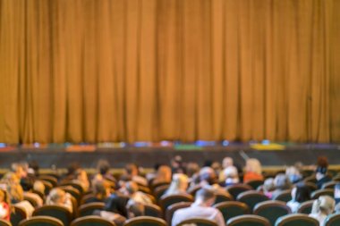 Tiyatroseyircisi. bir tiyatroda kapalı sahne perdesi. Bulanık.