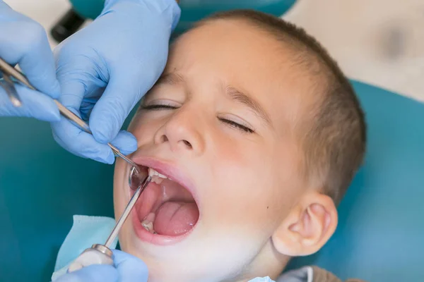 Liten Pojke Tandläkarens Mottagning Tandvårdsklinik Barnens Tandvård Pediatric Dentistry Kvinnlig — Stockfoto