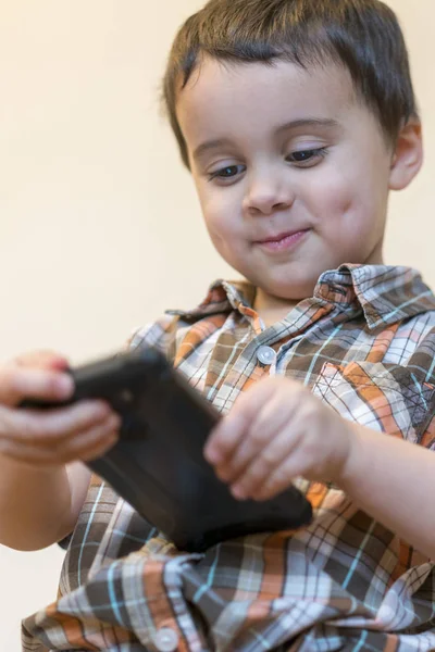 Портрет Усміхненого Маленького Хлопчика Який Тримає Мобільний Телефон Ізольовано Світлому — стокове фото