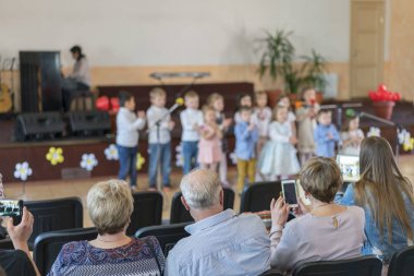 Yetenekli çocukların performansı. Sahnedeki çocuklar ebeveynlerin önünde gösteri yapar. bulanıklık çocuk 's görüntü okulda sahnede , arka plan kullanımı için. Bulanık.