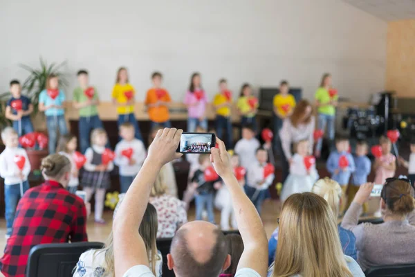 Teljesítmény Tehetséges Gyerekek Gyerekek Színpadon Végeznek Szülők Előtt Kép Blur — Stock Fotó