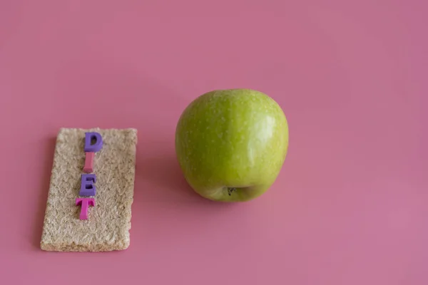アップル ピンクの背景碑文ダイエットのカリカリのパン 体重と健康的なライフ スタイルを失うことの概念 — ストック写真