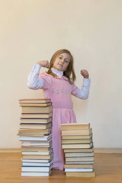 Маленька Мила Дівчинка Рожевій Сукні Читає Книгу Сидить Підлозі Концептуальне — стокове фото