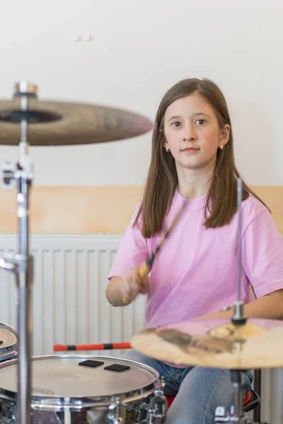 Piccolo Batterista Caucasico Che Suona Batteria Elettronica Shuoting Ragazze Adolescenti — Foto Stock