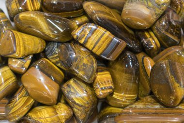 Tiger Eye Stones Hazır El Yapımı Takı olun. doğal mineral kaya örneği olarak kaplan gözü ve şahin gözü değerli taş.