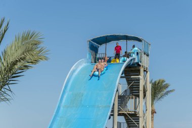 Hurghada, Mısır. 19 Kasım 2018 su parkı insanlarda su kaydırağı gitmek.