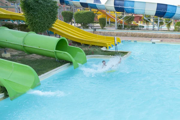 다채로운 플라스틱 Aquapark에 일몰에 슬라이드 슬라이더 — 스톡 사진