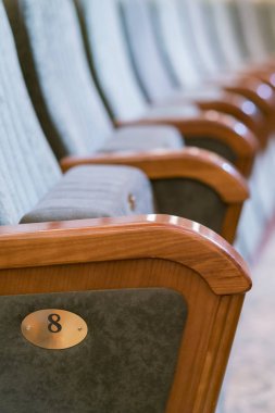 Koltuk Tiyatrosu. Klasik tiyatro koltukları derin. dikey fotoğraf.