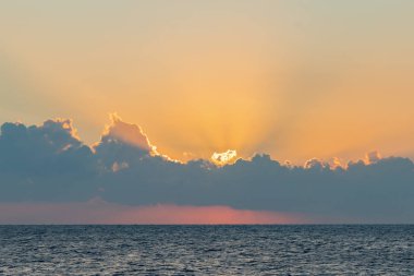 Denizin üzerinde renkli bir şafak, Sunset. Güzel sihirli gün batımı denizin üzerinde.
