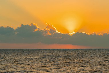 Denizin üzerinde renkli bir şafak, Sunset. Güzel sihirli gün batımı denizin üzerinde.
