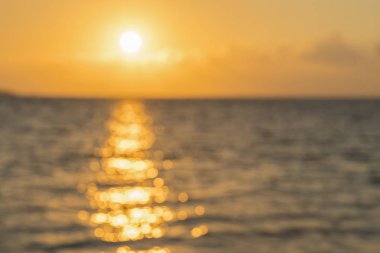 Denizde renkli şafak, Sunset. Deniz üzerinde güzel sihirli gün batımı. Okyanus üzerinde güzel gün batımı. Su yüzeyinde gün batımı. Bulanık.