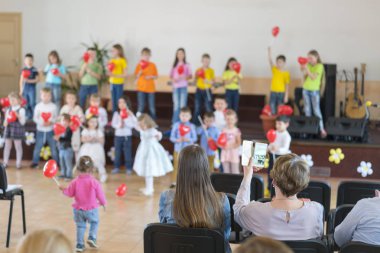 Yetenekli çocukların performansı. Sahnedeki çocuklar ebeveynlerin önünde gösteri yapar. bulanıklık çocuk 's görüntü okulda sahnede , arka plan kullanımı için. Bulanık.